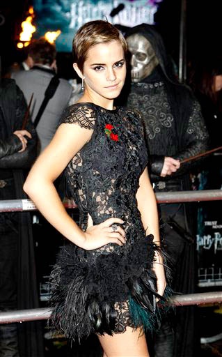 Se trataba de Emma Watson, quien encarna a Hermione, la cual desfiló enfundada en un modelo del diseñador español Rafael López por la alfombra roja colocada en la plaza de Leicester Square, afuera del cine Odeon.