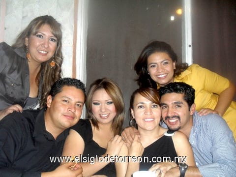 12112010 Lorena Suárez, Fernando, Linda, Sandra, Miguel y Mercedes captados en reciente evento social.