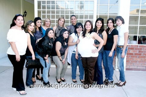 12112010 Bárbara Carrera Bornemann recibió una fiesta de canastilla, a la que acudieron sus familiares y amigas.