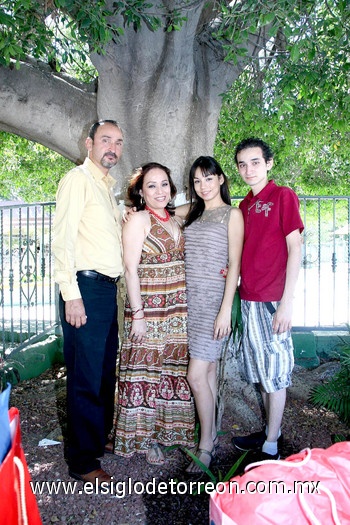 12112010 Joselino Ibarra y Miriam Aldape con sus hijos Gaby y Abraham.