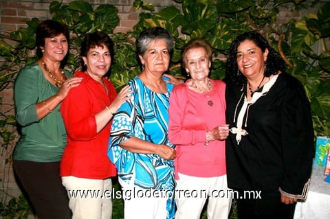 12112010  Brunhilda Álvarez García acompañada por sus amigas.