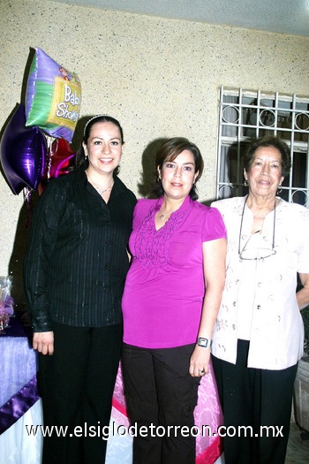 12112010 Rosa Elena recibió una fiesta de canastilla por parte de su mamá y familiares.