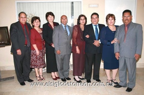 14112010 Los señores Alfonso Amador y Lily de Amador celebraron 35 años de casados y los acompañaron sus seres queridos.