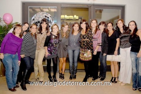 14112010 Aurora y Paola festejaron sus cumpleaños, acompañadas por sus familiares y amigas.