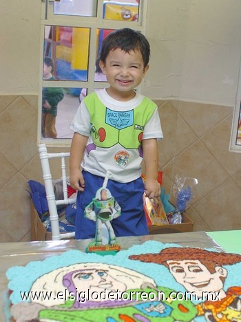 14112010 Muy contento lució Manuel Ramírez Rodríguez el día de su cumpleaños.