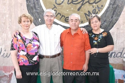 14112010 Juan Antonio González del Río acompañado por sus hermanos: Guille, Jorge  y Lulú.