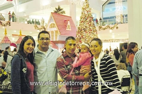 14112010 Grupo de amigos disfrutando de reciente evento con ambiente navideño.
