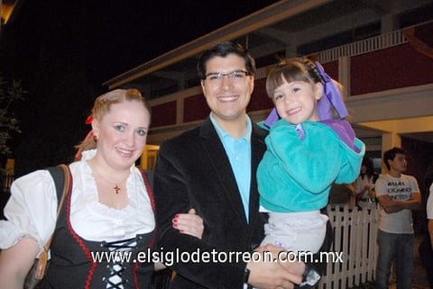 14112010 Brenda Noyola de González, David González y Carlota.