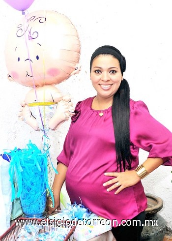 13112010 Liliana Lucio de Casas lució radiante en su fiesta de canastilla.
