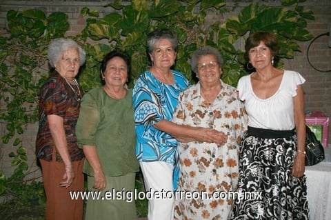 13112010 Brunhilda Álvarez García en compañía de sus amigas.