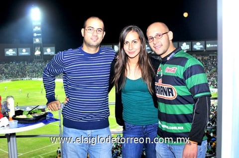 16112010 Luis Murra, Ale Robles y Kamala Murra.