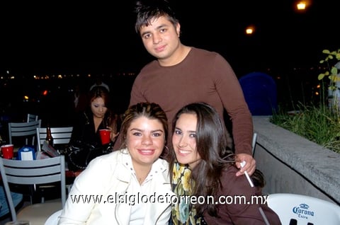 16112010 Enrique, Karla y Pam.