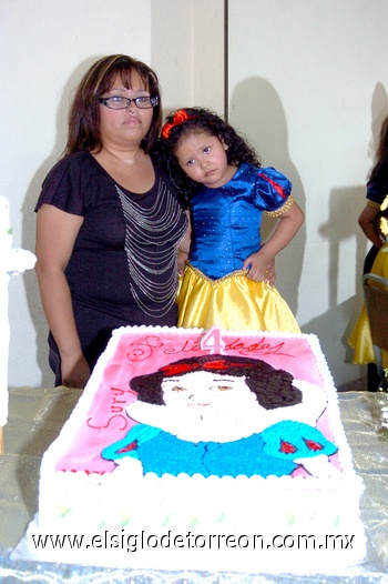 16112010 Suri Nicole Zubiría Llanas en su cuarto cumpleaños junto a su mamá Saine Yadira Llanas.