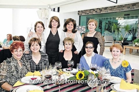 15112010 Magali acompañada de Mery Jaik, Tere Goya, Martha Medina, Rosa Mijares, Rosa Valdés, Susana Jiménez, Paulina González y Maripaz Calleros en reciente reunión con motivo de su cumpleaños.