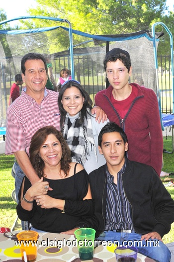 17112010 Familia Lozano Hernández, Iván, Roberto, Nidia, Lourdes y Jesús.