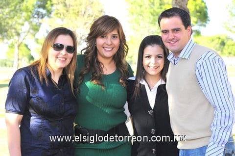 17112010 Caro Arias, Jackie Campbell, Lidia Cárdenas de Torres y Alberto Torres.