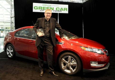 El vicepresidente de markering de General Motors Norteamerica, Joel Ewanick, recibió el premio Coche Verde del año por el Chevrolet Volt eléctrico, en el salón Internacional del Automovil de Los Ángeles.