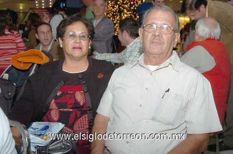 18112010 Nora Feuchter celebró su cumpleaños junto a  Azu Martínez y Elisa González en el concierto de El Recodo en el TSM.