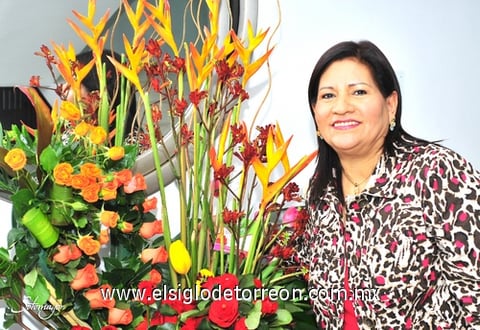 19112010 Festejo. Rosario Espinoza de Chávez disfrutó de una agradable fiesta de cumpleaños que le organizaron su esposo Ramiro Chávez y sus hijos Michelle y Ramiro Chávez Espinoza.- Fotografía Érick Sotomayor