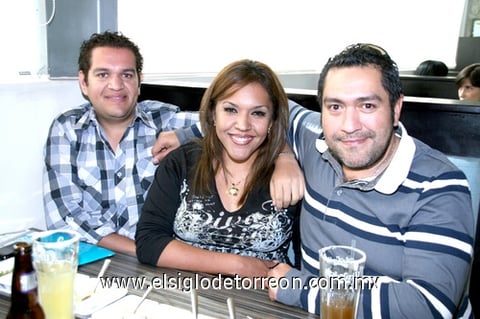 19112010 Jorge Martínez, Naira García y Jorge Guerrero.
