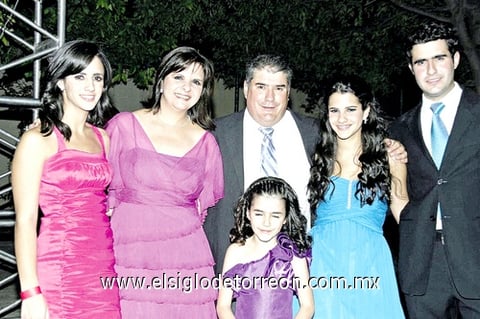 19112010 Maite Belausteguigoitia acompañada por su familia, durante su festejo de cumpleaños.