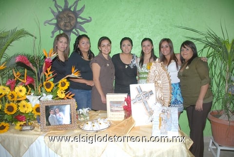 20112010 Arianna Martínez Álvarez acompañada de amistades el día que fue festejada con una despedida de soltera bíblica.