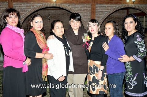 21112010 La festejada lució acompañada de la Sra. Carmen Ontiveros de Cruz, Paty Cruz de Rodríguez, Lorena Cruz Galván, Bety Cruz Ontiveros, Lorena Galván de Cruz y Pili Cruz de Guerra.
