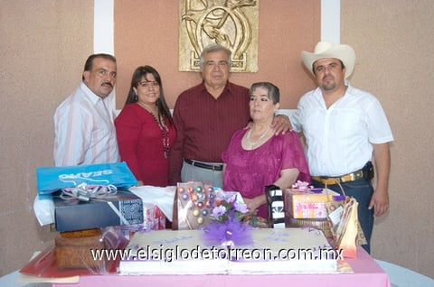 22112010 Vita Elvia Leyva de López en su cumpleaños junto a su esposo José Francisco López, y sus hijos Vita Elvia, César y José Francisco.