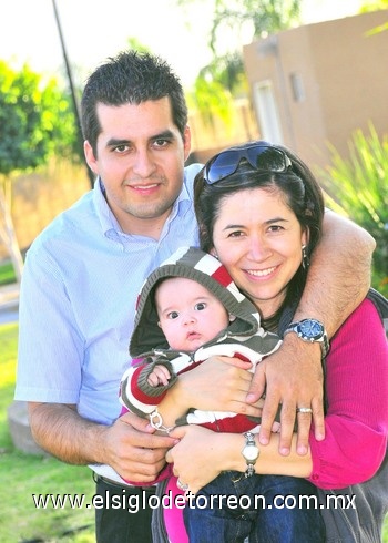 23112010 Eduardo García y Luz Estela Palomares de García con su pequeño hijo Marcelo Eduardo García Palomares.