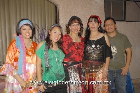 23112010 Al centro de la fotografía se encuentra Blanca Castrellón, quien recientemente celebró su cumpleaños junto a Yuri, Fernanda, Leticia y Enrique.