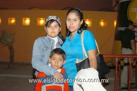 23112010 Érika de la Cruz, Jimena Cruz y Carlos Cruz.