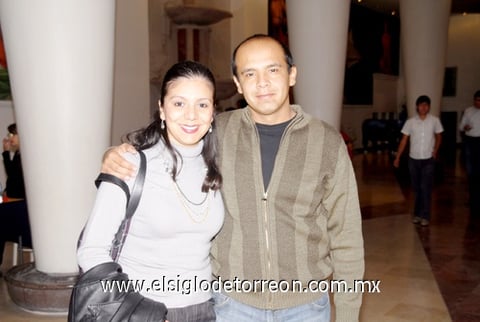 24112010  Zaira Nahoul y Carlos Martos.