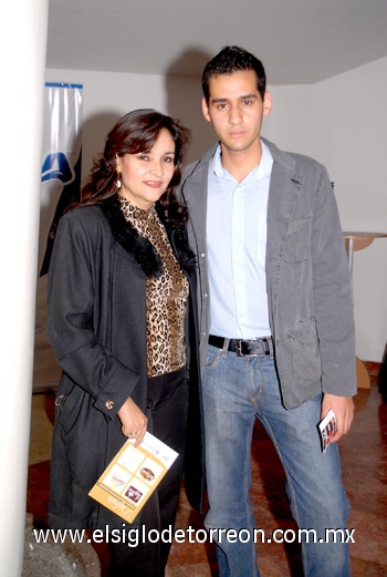 24112010 Lupita Rayas y Adrián de la Torre Rayas.  EL SIGLO DE TORREÓN/ FERNANDO COMPEÁN