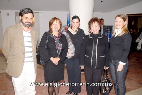 24112010 Antonio Méndez Vigatá, María Isabel Saldaña, Melissa Villarreal de Myzdrikor, Norma Leticia González y Uliana de González.