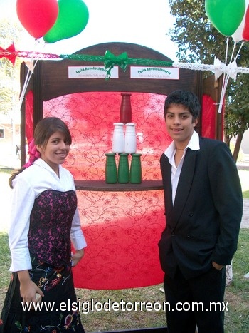 25112010 Los alumnos pusieron todo su empeño en el concurso revolucionario.
