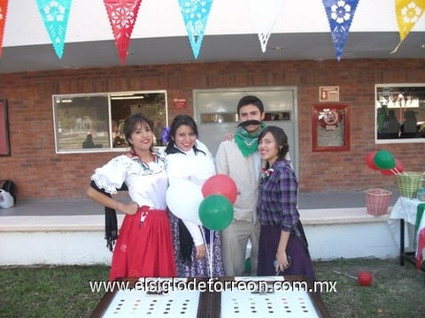 25112010 Estudiantes de la UVM portaron vestimentas con colores patrios.