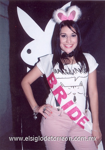 28112010 Muy contenta lució Karla Castañeda Diosdado, durante su festejo prenupcial.- Ramón Sotomayor Woessner