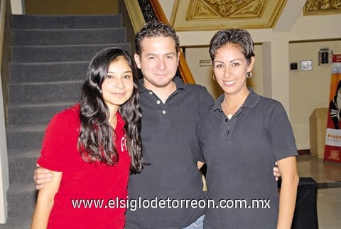 27112010 Alejandra Ramos, Edson Muñoz y Elizabeth Quintero en reciente festejo cultural.
