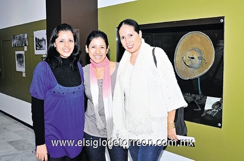 28112010  Patricia Facio, Alba Olague y Mayra Aguilar.