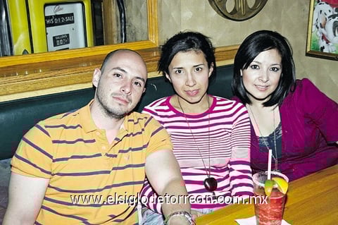 28112010 José, Adriana y Gaby.