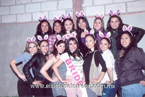 28112010 La festejada estuvo acompañada de sus amigas y familiares, quienes le colmaron de felicitaciones por su próximo matrimonio.