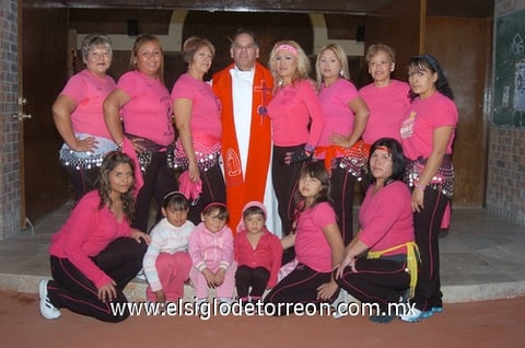 28112010 Sacerdote Miguel Ángel Cervantes y el grupo de baile y gimnasia.