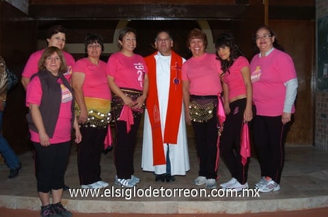 28112010 Sacerdote Miguel Ángel Cervantes en compañía de Alma, Margarita, Cuquis, Marisol, Diana, Yola y Paty.