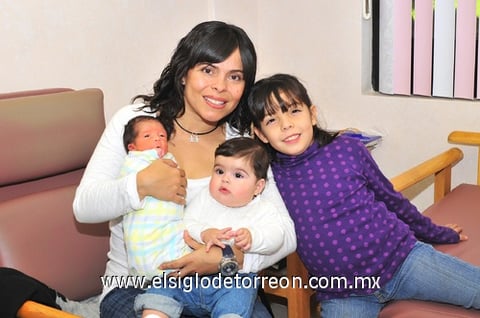 27112010 Patricio Cámara Mata en brazos de su abuelita Silvia de Mata y su tía Cris Mata. EL SIGLO DE TORREÓN / ÉRICK SOTOMAYOR