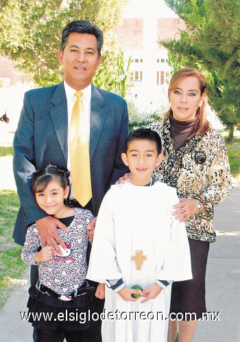28112010 En Familia. Jorge Eduardo acompañado por sus papás, Lic. Jorge Eduardo Castañeda Méndez y Lulú Pérez de Castañeda, y su hermanita Larissa Castañeda Pérez.