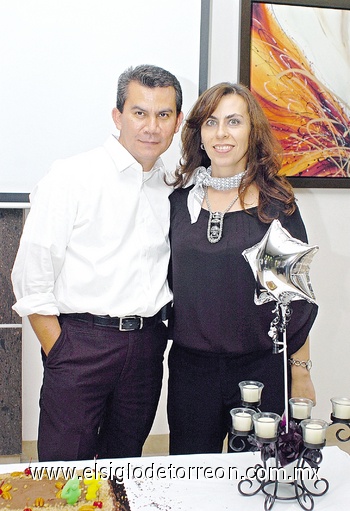 27112010 César Martínez de la Rosa acompañado de su esposa Angélica Millán el día que celebraron su cumpleaños.