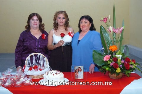 27112010 Nancy Elvira García de Contreras acompañada de Elvira García de Contreras e Isaura Jáuregui de Chávez en reciente despedida de soltera en su honor.