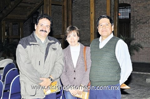 27112010 Érika García, Paty Mendoza y Siham Hamdan, en su restaurante favorito.