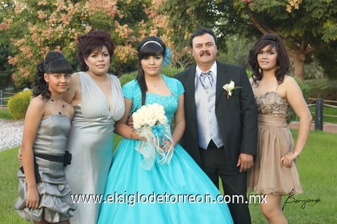 28112010 Srita. Paola Giselle Bernadac Martínez en compañía de sus papás Sr. Martín Bernadac Torres y Sra. Delia Martínez de Bernadac, sus hermanas Delia Sarahí Bernadac Martínez y Marifer Bernadac Martínez.- Benjamín Fotografía