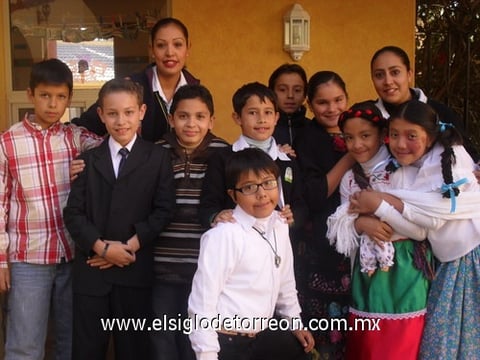 28112010 Alumnos de quinto de primaria junto a sus profesoras.